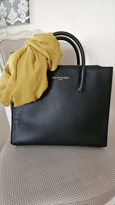 Твърда дамска чанта в черен цвят