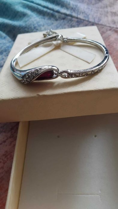 Елегантна, нова, сребърна гривна в кутия