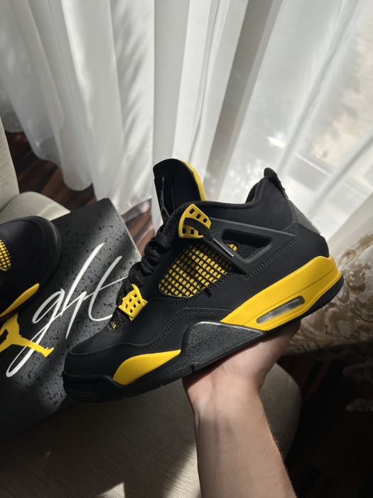 Jordan retro 4 thunder yellow