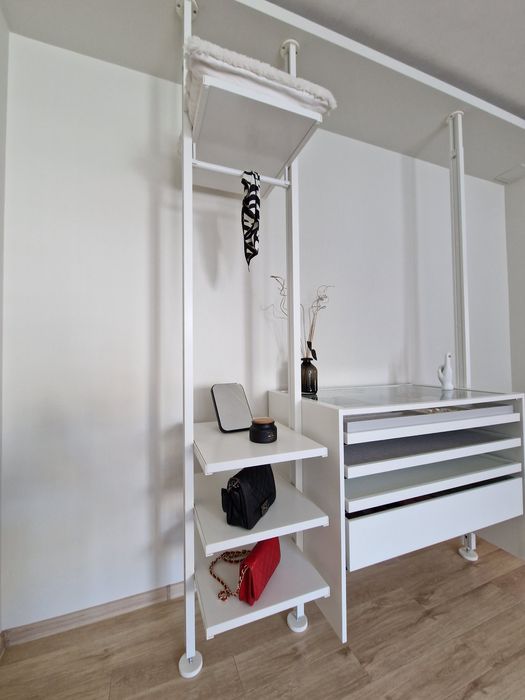 Продавам модерен скрин/органайзер за бижута в отлично състояние.
Със стъклен плот и отделения за пръстени, гривни и колиета, плюс няколко удобни чекме