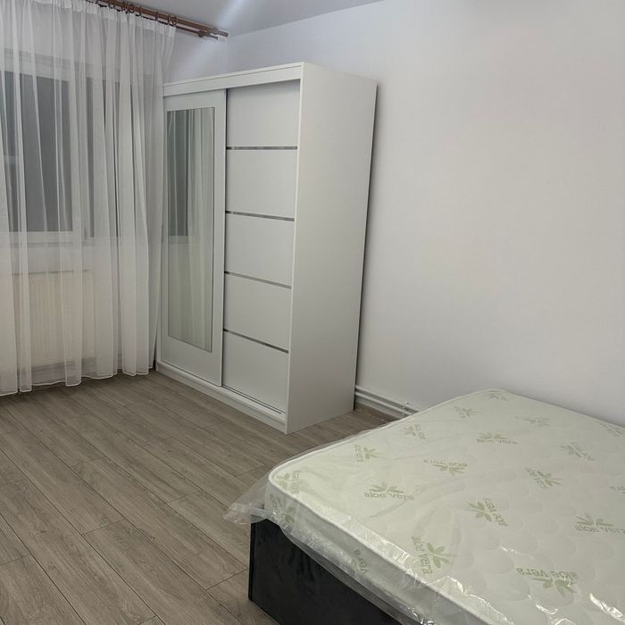 Inchiriez apartament cu 4 camere decomandat