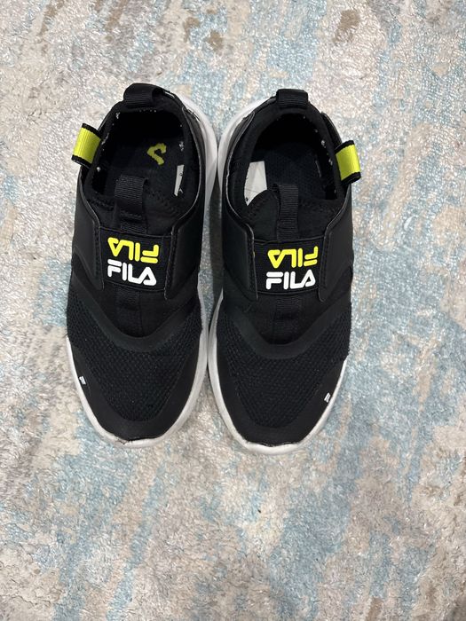 черные кроссовки FILA