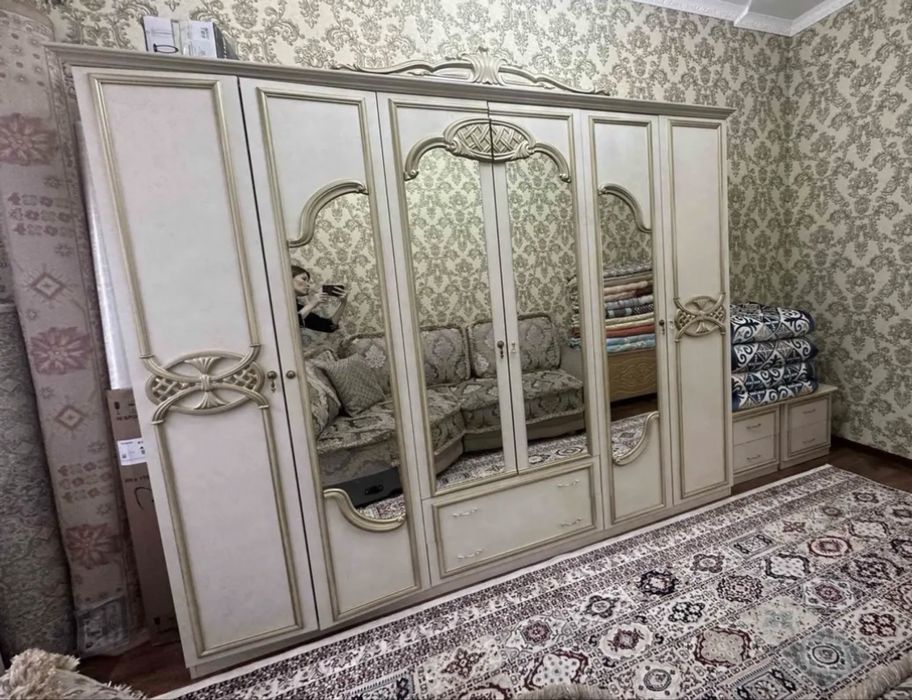 Шифоньер и тумбочки без кровати