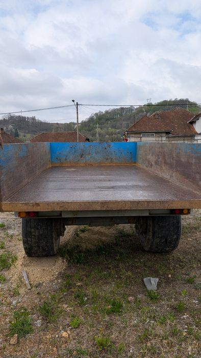 Vand remorca basculabila