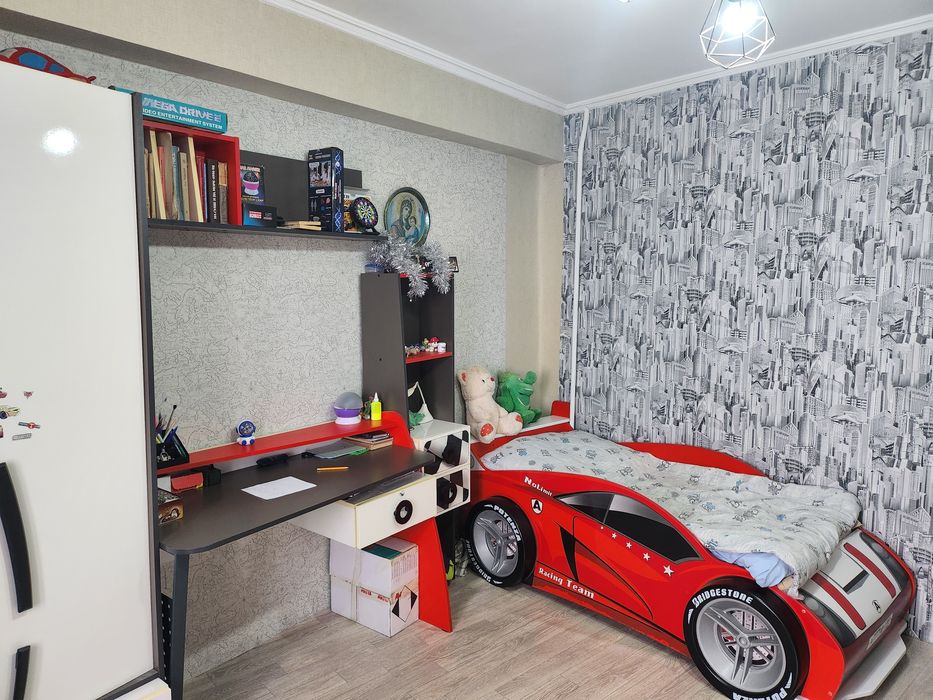 Детская кровать в виде машинки