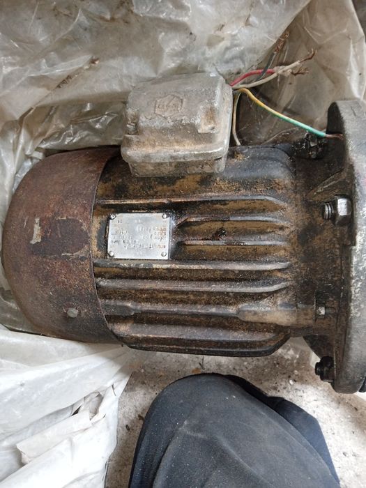 Motor electric trifazat comunist