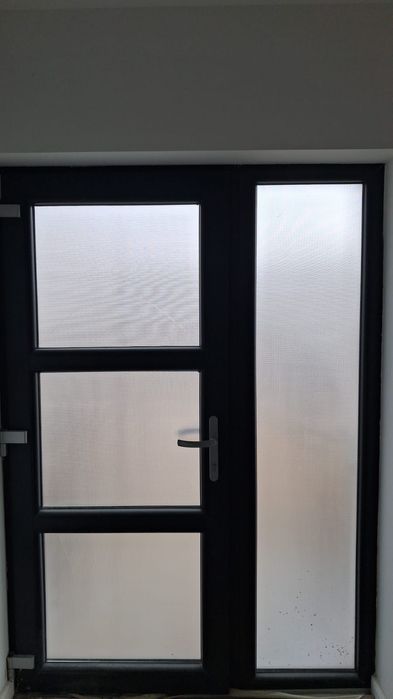Vând geamuri și ușă termopane , gri antracit .NOI au fost montate și demontate fără a fii locuită casa