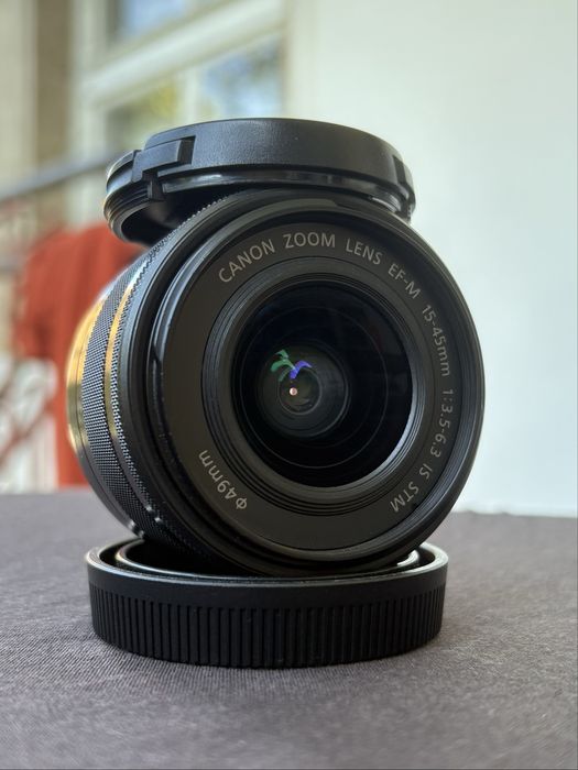 Canon EOS M50 + 2 обектива + 4 батерии + аксесоари