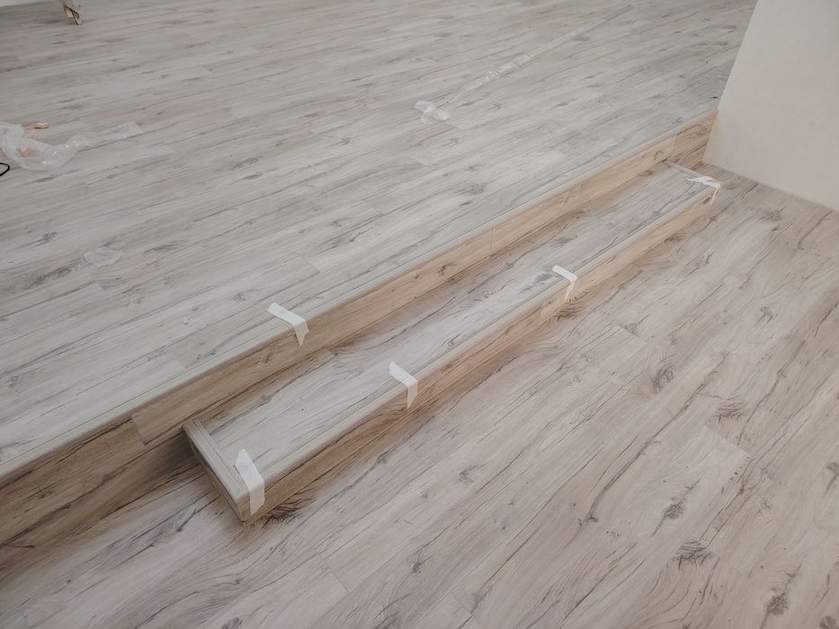 Укладка ламината, наливной пол, резиновый пол