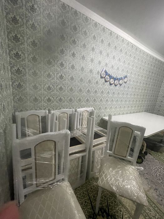 Бежевый стол со стулям