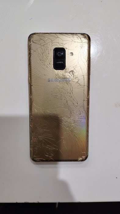 Отдам самсунг а8