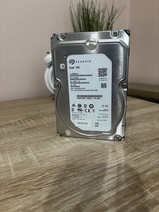 Харддиск 1TB: Seagate Exos 7E8 1TB SAS 3.5” Сървърен HDD