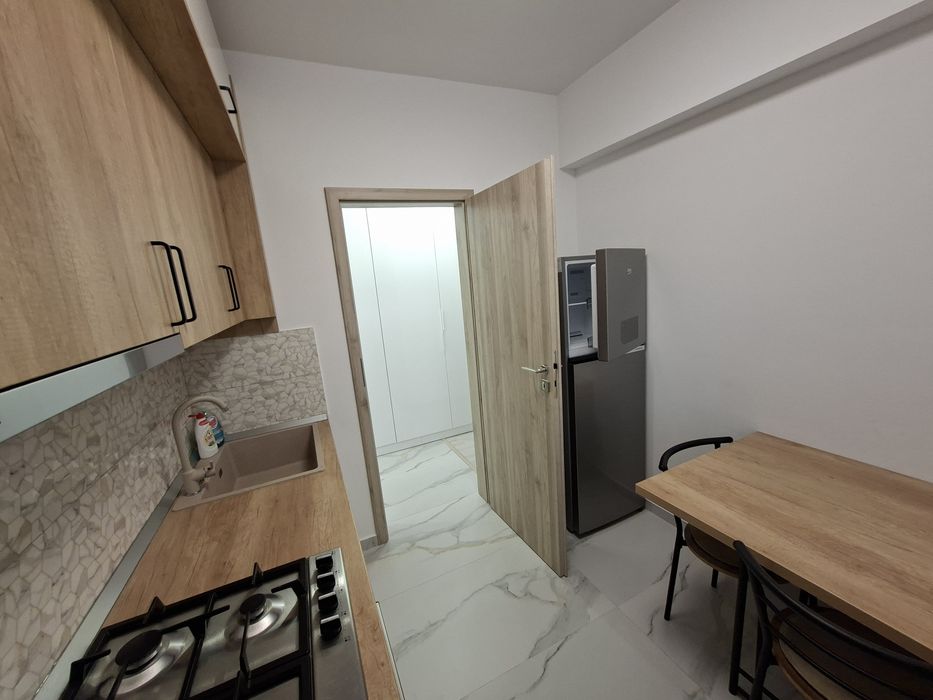 Inchiriez ap 2 camere si parcare