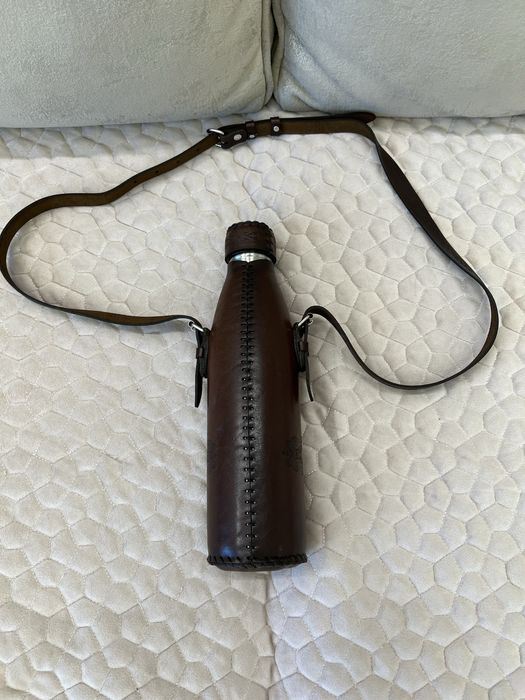 Бутылка в кожаном чехле