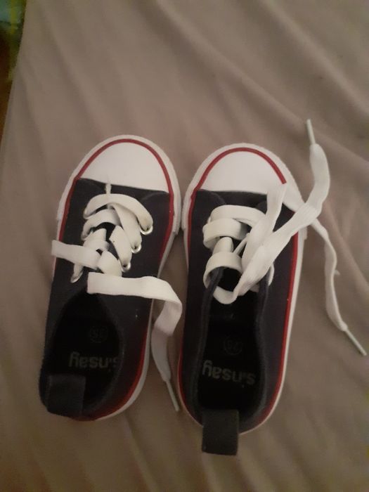 Tenesi de băiat de culoare alb cu albastru