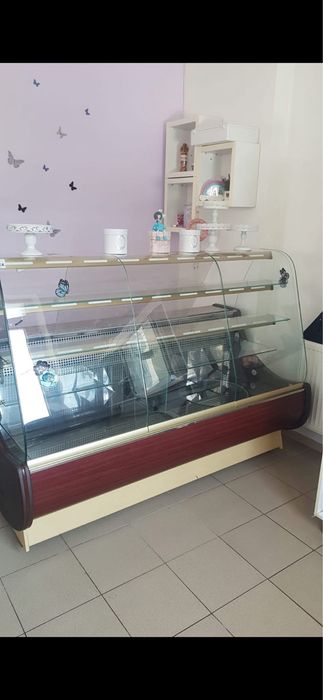 Vitrina juka cofetarie