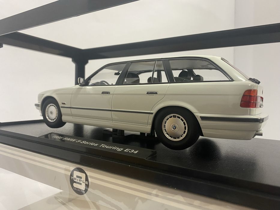 TRIPLE9 BMW 5-Series Touring E34 machetă auto scara 1:18 26 cm