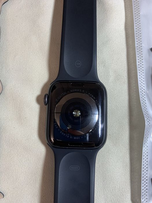 Продаю Apple Watch Series 5 44 мм