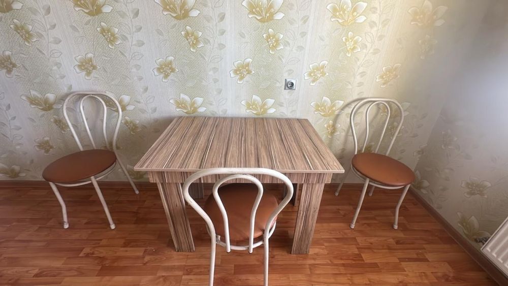 Стол со стульями