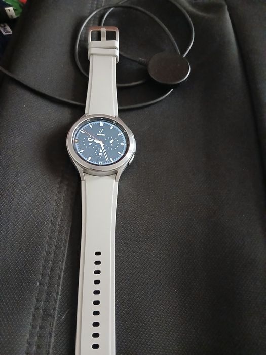Samsung Galaxy Watch 4 Classic zudlik bilan sotiladi. Срочно продам