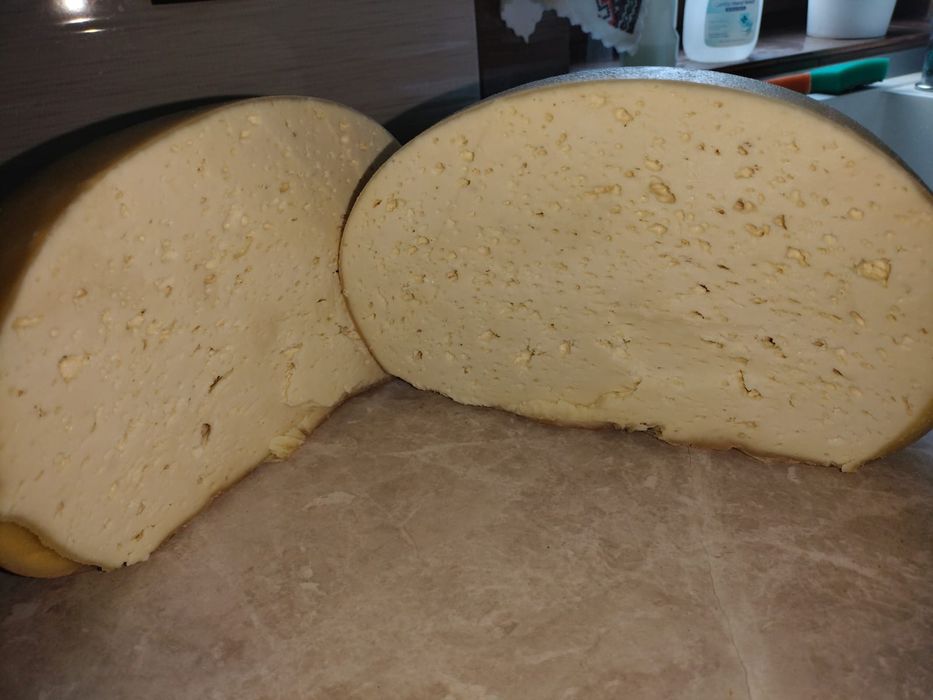 Vând brânză de oaie