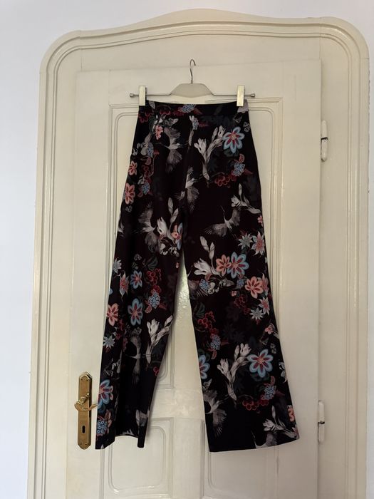 Pantaloni evazati cu imprimeu