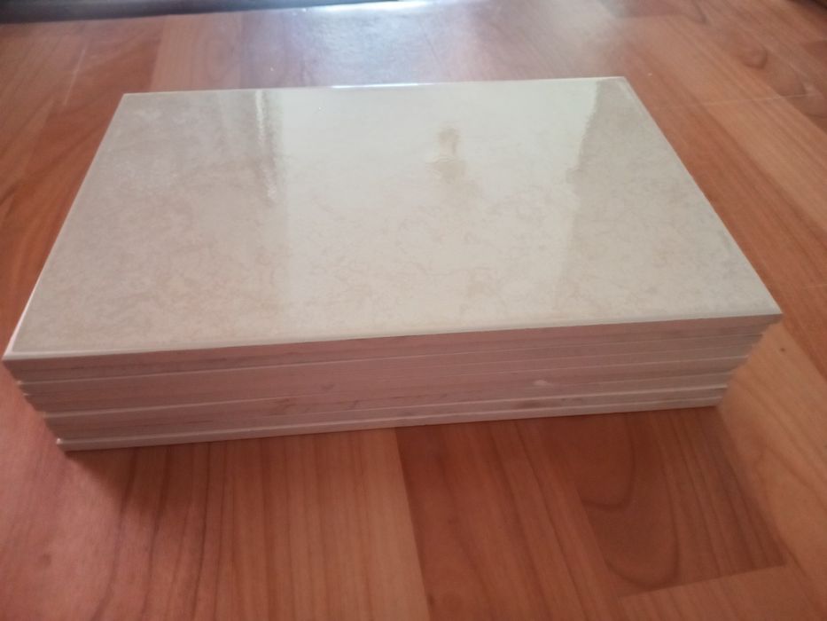 Кафель бежево-молочный.