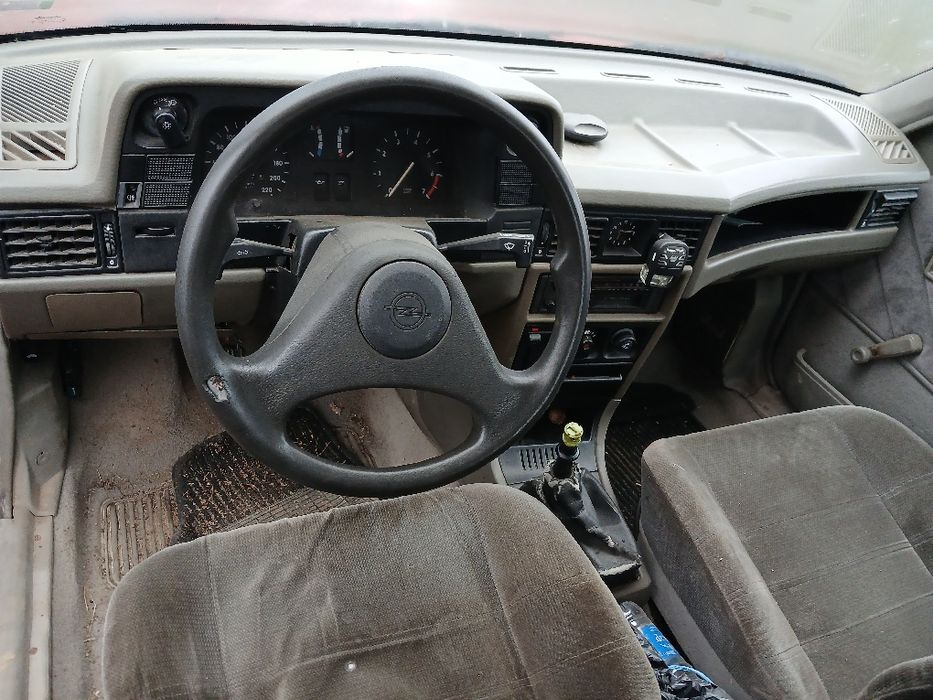 Опел кадет 1.3 на части