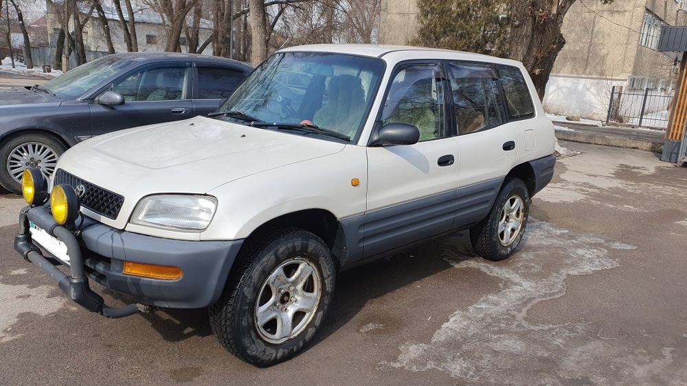 Автомобиль RAV4 правый руль