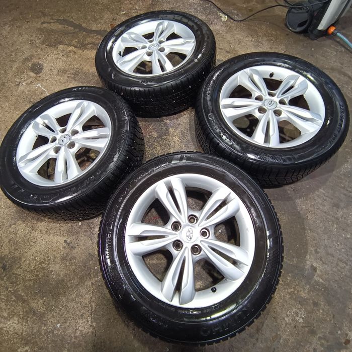 Хюндай ИХ 35 оригинални джанти 17 цола със зимни  гуми