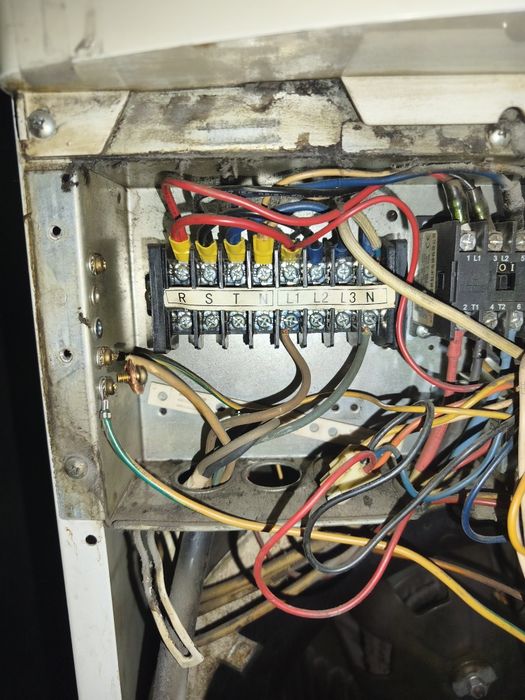 Montaj aer conditionat .la urgenta
