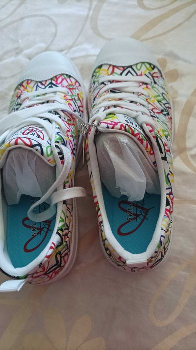 Продавам дамски маратонки Skechers