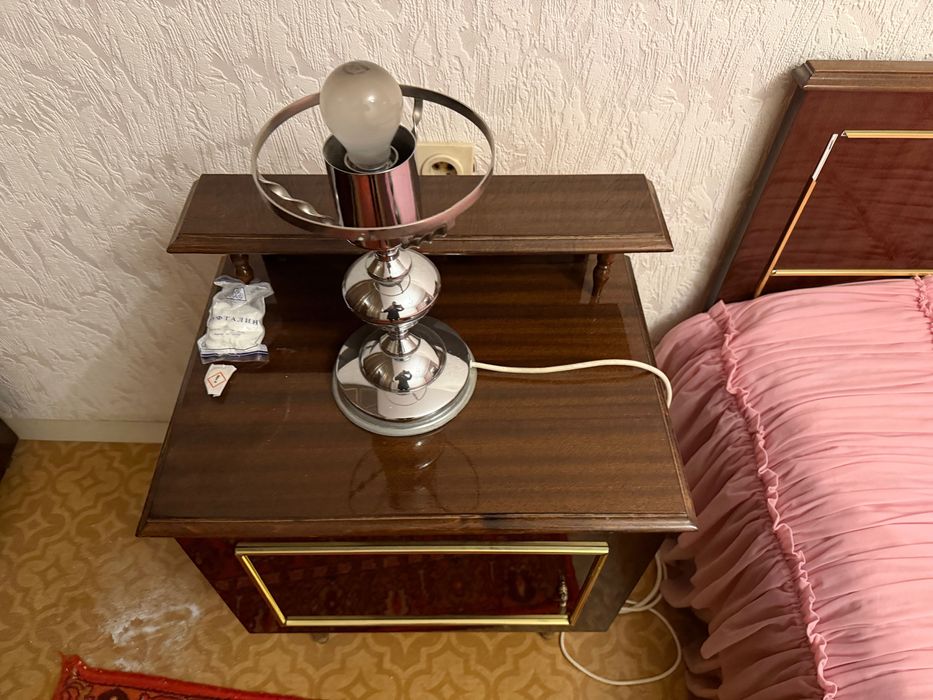 Класическо нощно шкафче венге с позлатени елементи 2 броя