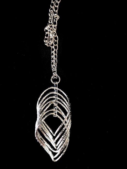 Стилно и нежно дълго колие