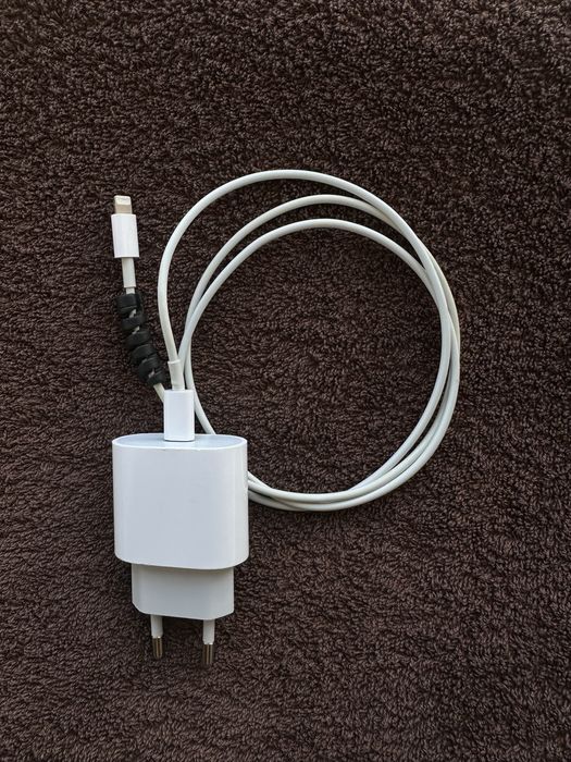 Încărcător complet ORIGINAL Apple Iphone cu cablu de date mufă tip Lightning + adaptor de priză Apple cu putere de 20w. Iphone 11, 12, 13, 14 pro max
