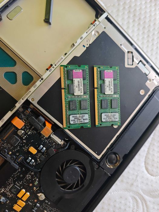 Apple MacBook Pro 13" A1278 fără HDD și baterie - PENTRU PIESE