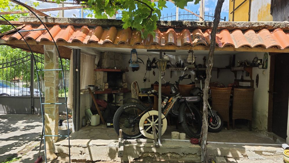 Продава се масивна къща