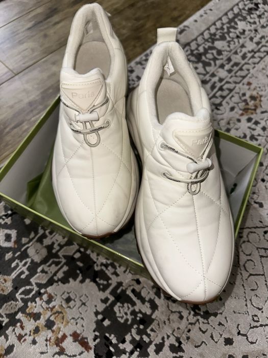 Бежевые утепленные кроссовки