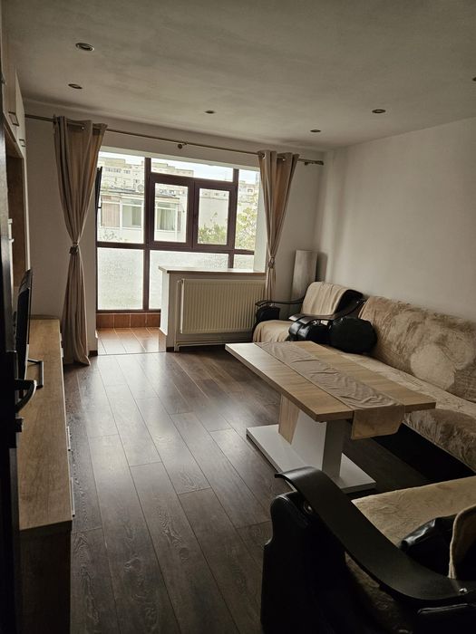 Proprietar, închiriez apartament cu 2 camere, decomandat, 40m2, et. 4, in cartier Micro V