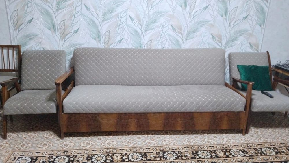 Диван с двумя креслами