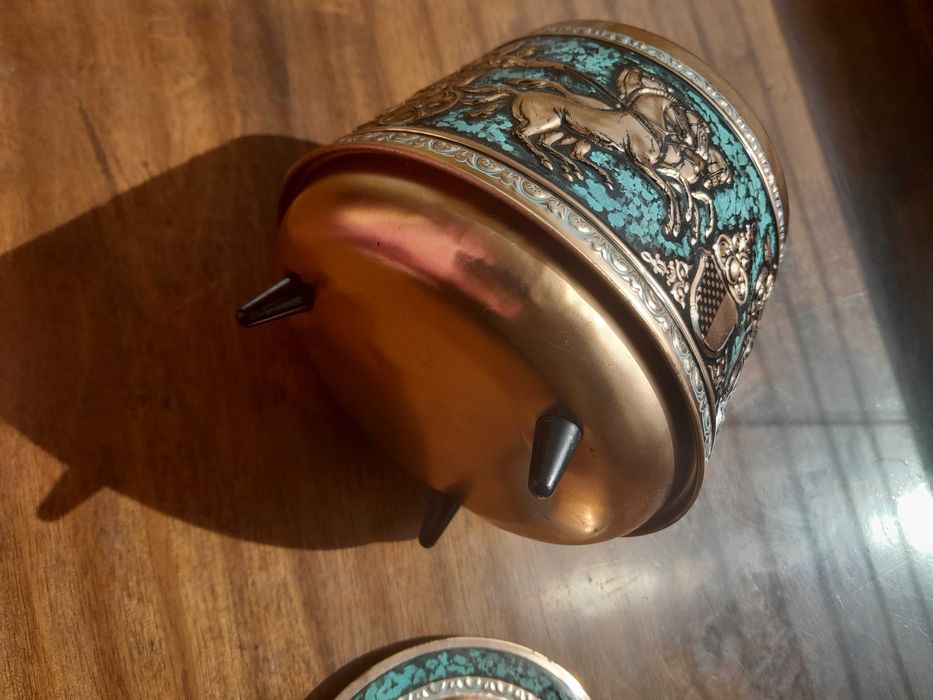 Декоративна кутия на крачета