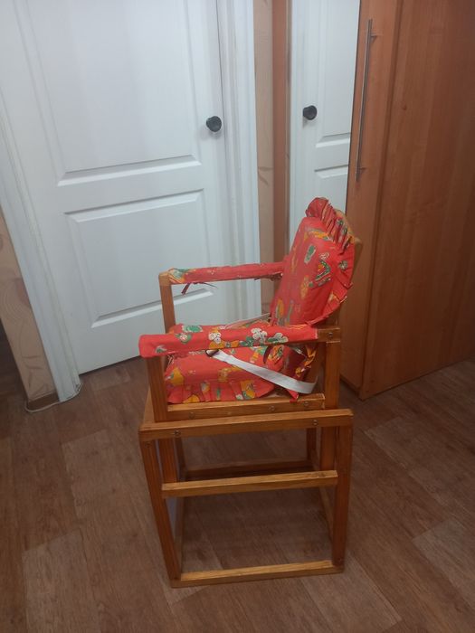 Детский стол и стульчик.