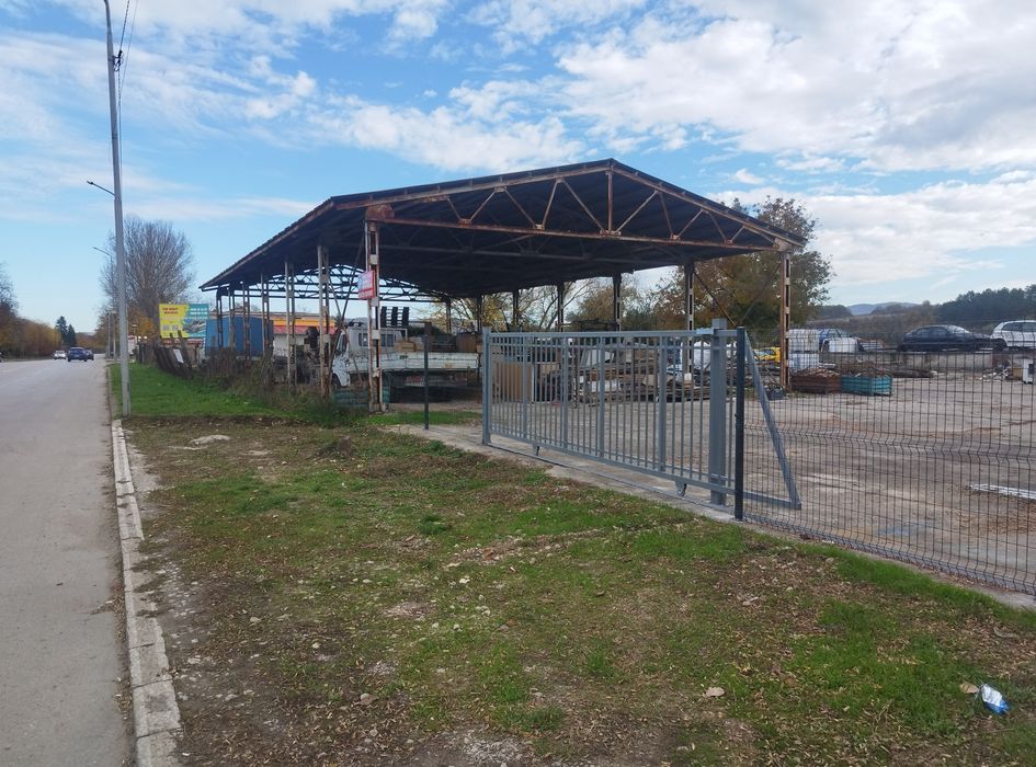 Давам под наем търг. помещение хале 300м2 с лице на гл. път и паркинг