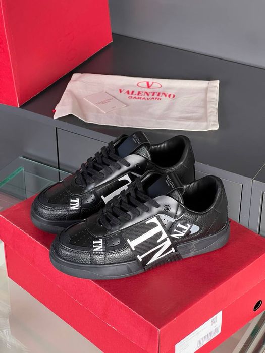 Adidasi Valentino noi !!! Calitate superioara !!! Marimi 40/44 !!!