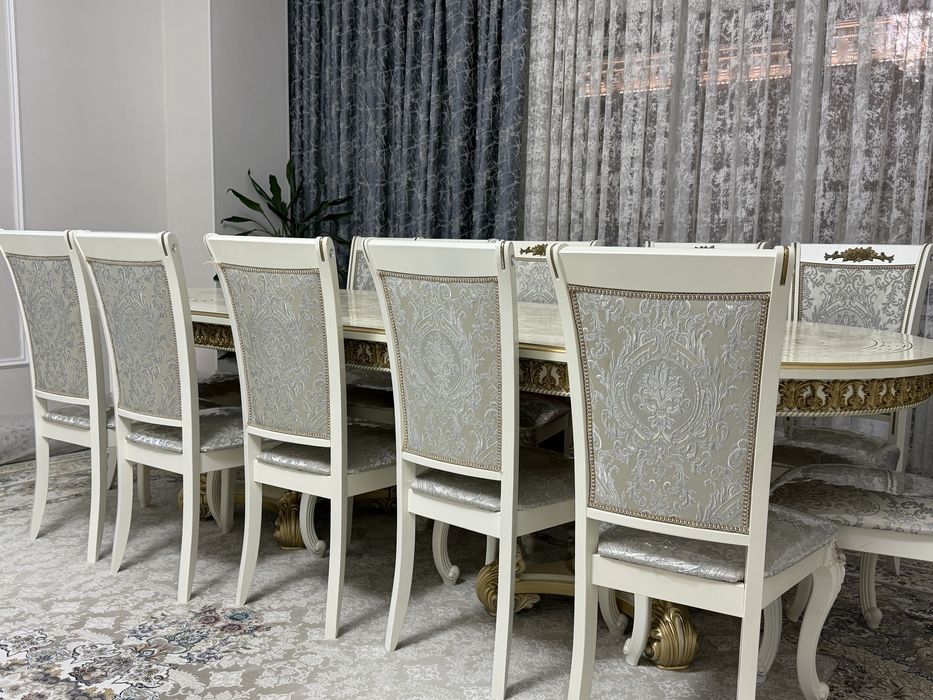 Обеденный стол со стульями