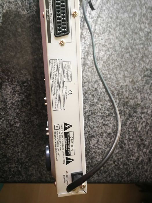 Продавам DVD плеър