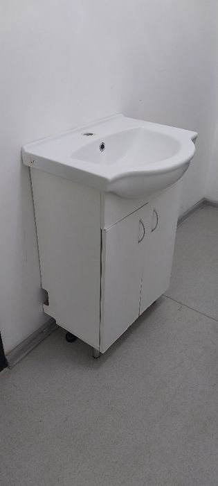 Раковина со шкафом.