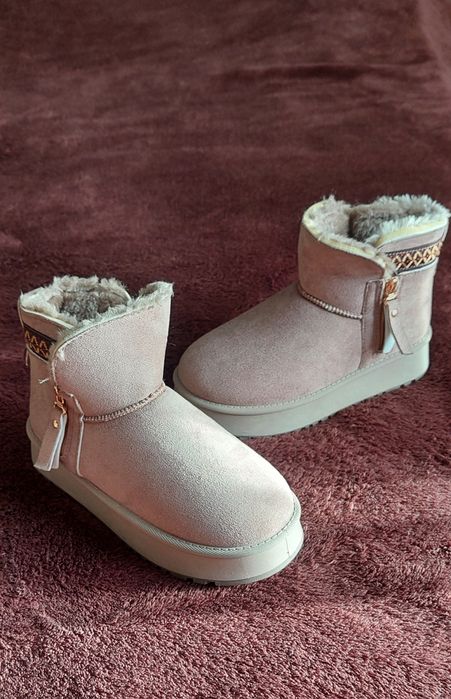 Женские новые угги.