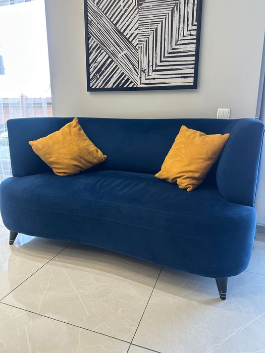 Диваны, стулья , столы, раковина, люстры.