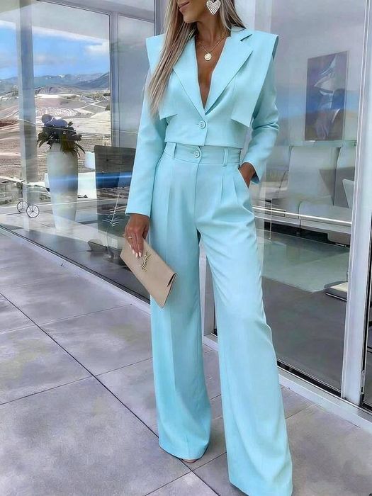 Елегантен дамски костюм